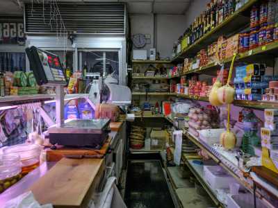 Mentre parliamo diamo un�occhiata all�interno. Il posto � molto piccolo, con un bancone dietro al quale Uccio vende salumi, latticini, olive e uova...